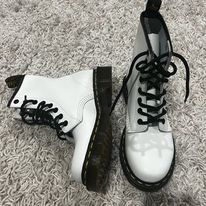 DR. MARTENS 1460 WOMEN'S SMOOTH LEATHER LACE UP BOOTS